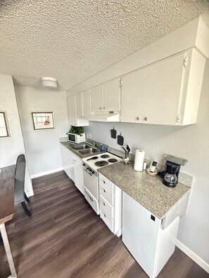 Standard Room, 1 Queen Bed, Non Smoking, Kitchen