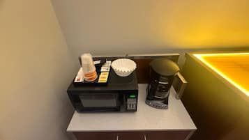 Standard Room, 2 Queen Beds, Accessible Bathtub, Non Smoking | Desk, laptop workspace, free WiFi, bed sheets