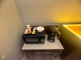 Escritorio, espacio para trabajar con laptop y wifi gratis 