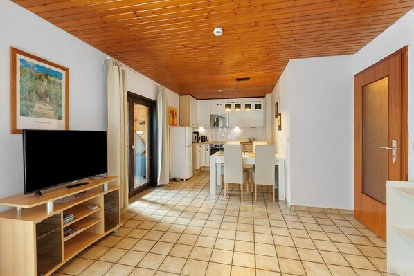 Fridge, microwave, oven, stovetop - Apartment 'Heve' with Shared Terrace, Private Garden and Wi-Fi (Möhnesee)