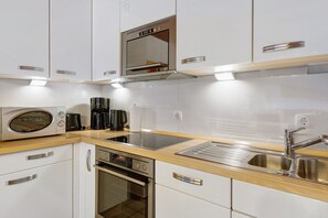 Fridge, microwave, oven, stovetop - Apartment 'Heve' with Shared Terrace, Private Garden and Wi-Fi (Möhnesee)