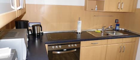 Een koelkast, een microgolfoven, een oven, een kookplaat