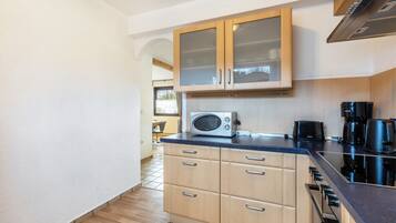 Refrigerador, microondas, horno, placa de cocina