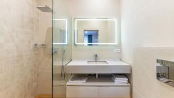 Apartamento de lujo | Baño | Secador de pelo, toallas, jabón y champú