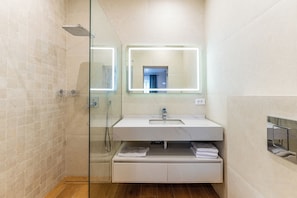 Luxury Apartment | Bathroom | Hair dryer, towels, soap, shampoo - Pensiunea Casa Weiss (Rimetea)