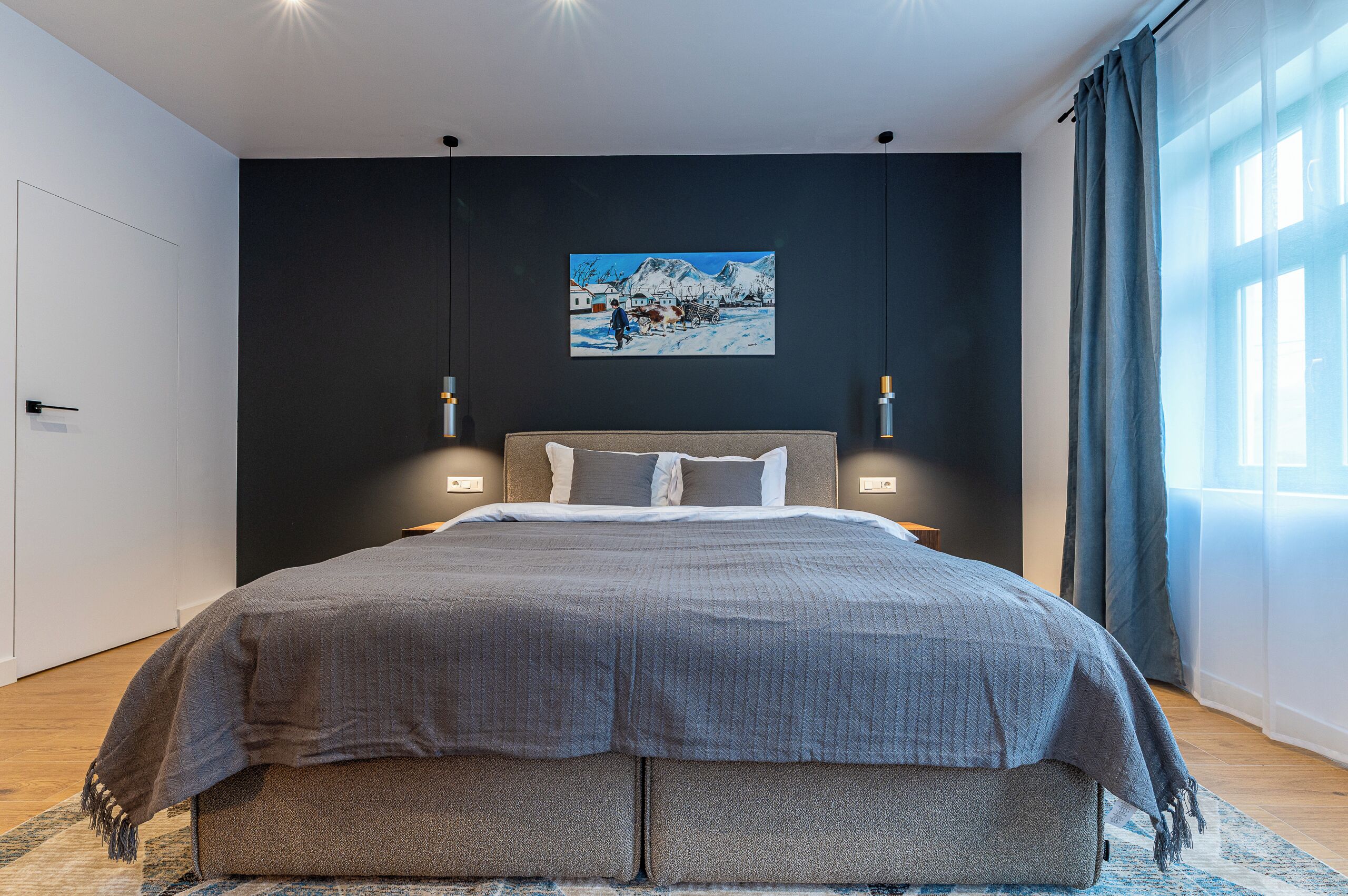 Luxe appartement | Luxe beddengoed, Select Comfort-bedden, een bureau, een laptopwerkplek