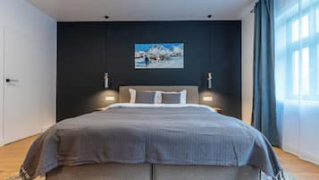 Luxe appartement | Luxe beddengoed, Select Comfort-bedden, een bureau, een laptopwerkplek