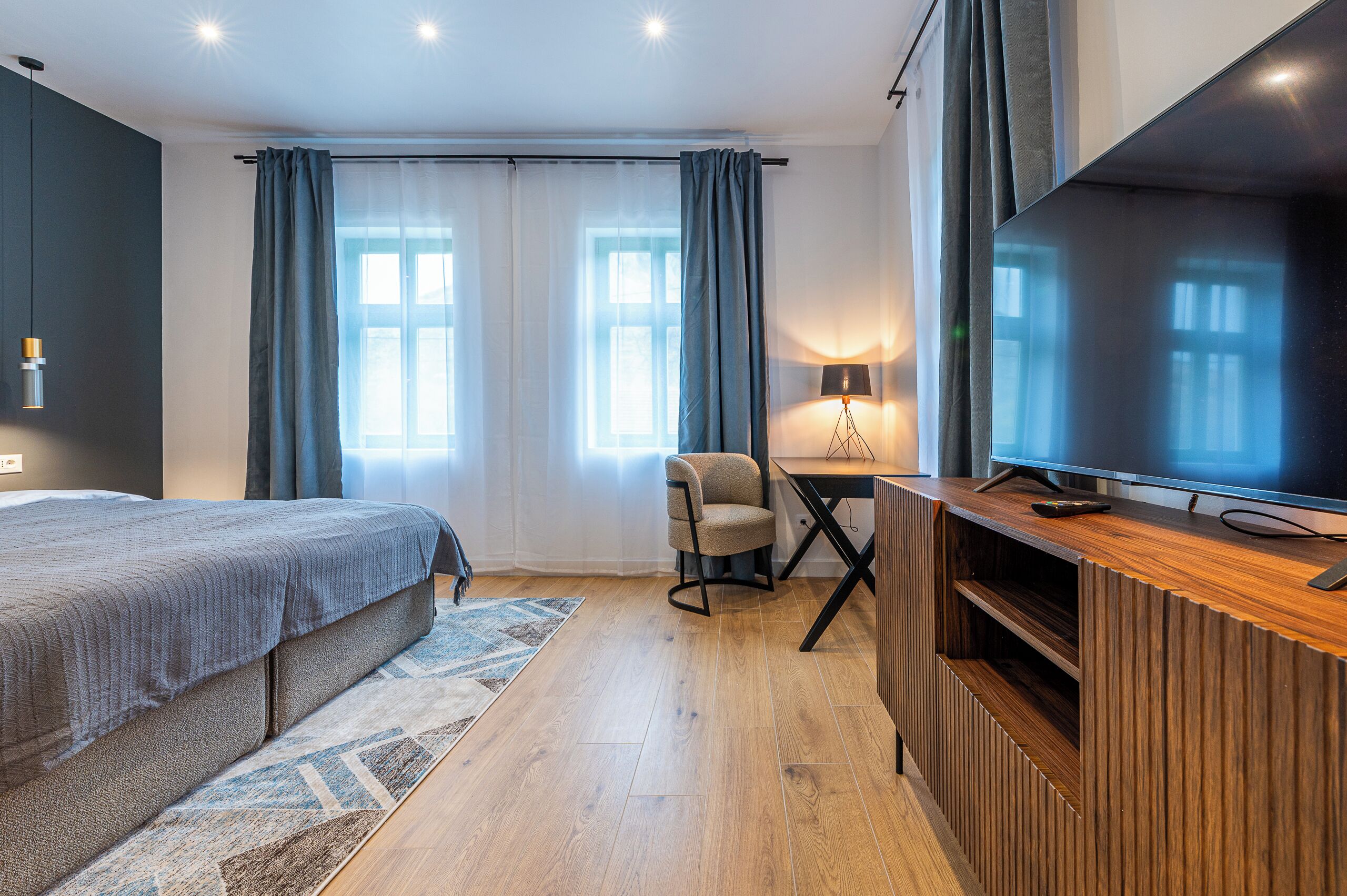 奢華公寓 | 高級寢具 、Select Comfort 床墊、書桌、筆電工作空間