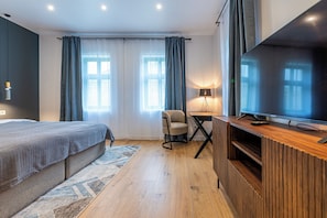 Luxury Apartment | Premium bedding, Select Comfort beds, desk, laptop workspace - Pensiunea Casa Weiss (Rimetea)