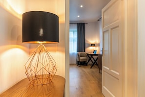 Luxury Apartment | Living area | 108-cm Smart TV with cable channels - Pensiunea Casa Weiss (Rimetea)