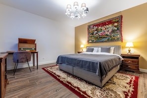 Deluxe Double Room | Premium bedding, Select Comfort beds, desk, laptop workspace - Pensiunea Casa Weiss (Rimetea)