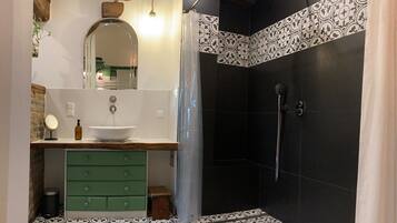 Ducha, secador de pelo, toallas