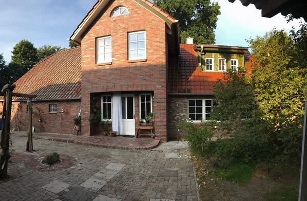 Exterior - Holiday Home 'Am Ende der Welt' with Park-like Garden (Westerstede)