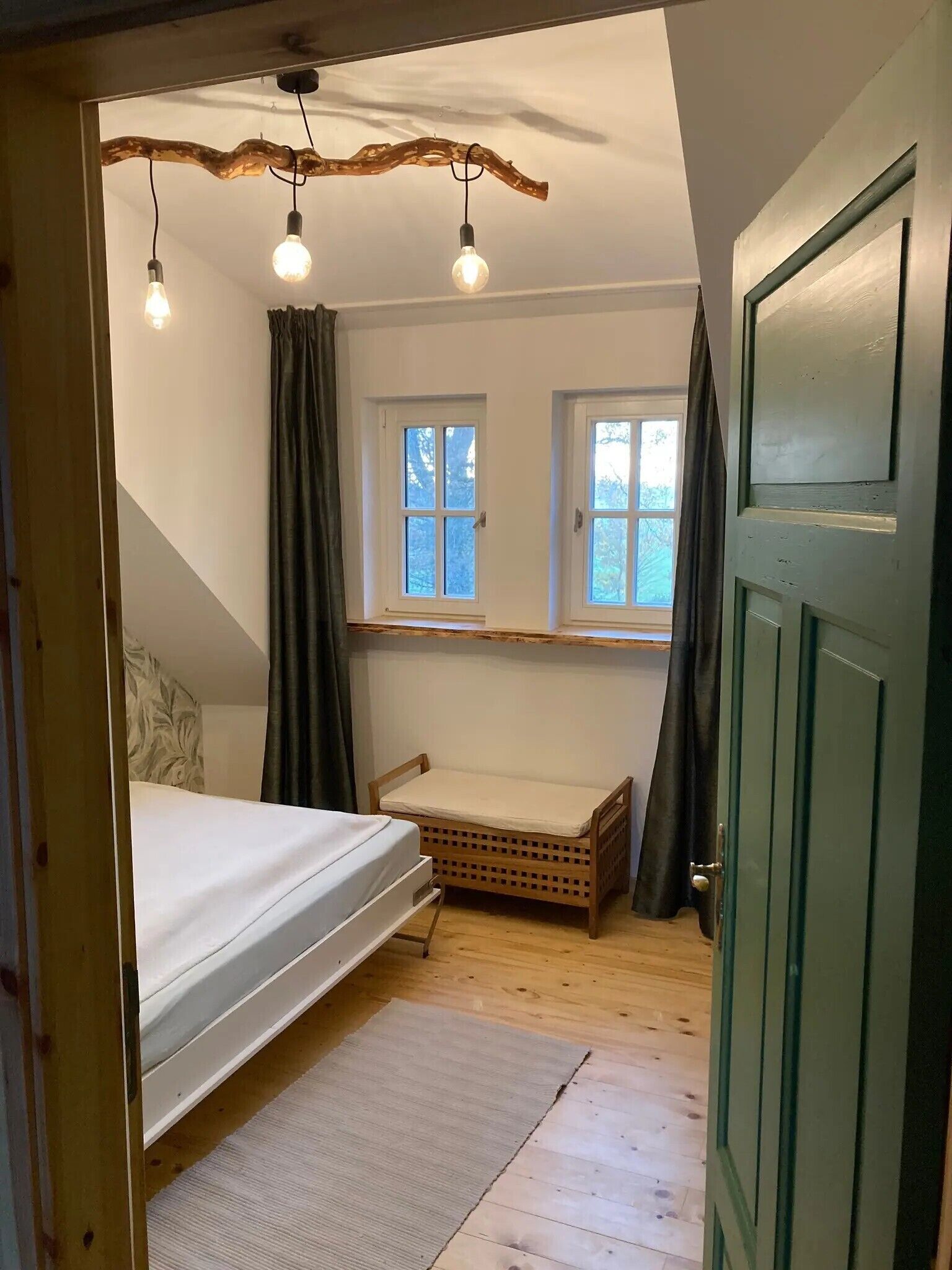 3 bedrooms, iron/ironing board, bed sheets