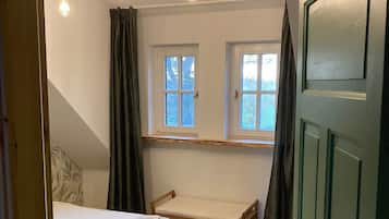 3 bedrooms, iron/ironing board, bed sheets