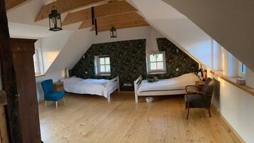 3 quartos, ferros/tábuas de passar roupa, roupa de cama