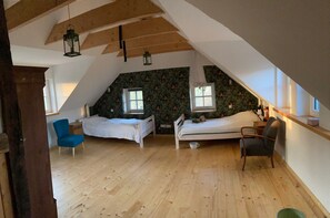 3 bedrooms, iron/ironing board, WiFi, bed sheets - Holiday Home 'Am Ende der Welt' with Park-like Garden (Westerstede)