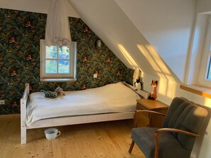 Een strijkplank/strijkijzer, beddengoed