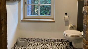 Chuveiro, secador de cabelo, toalhas de banho