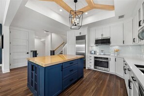 Jääkaappi, mikroaaltouuni, uuni, liesi