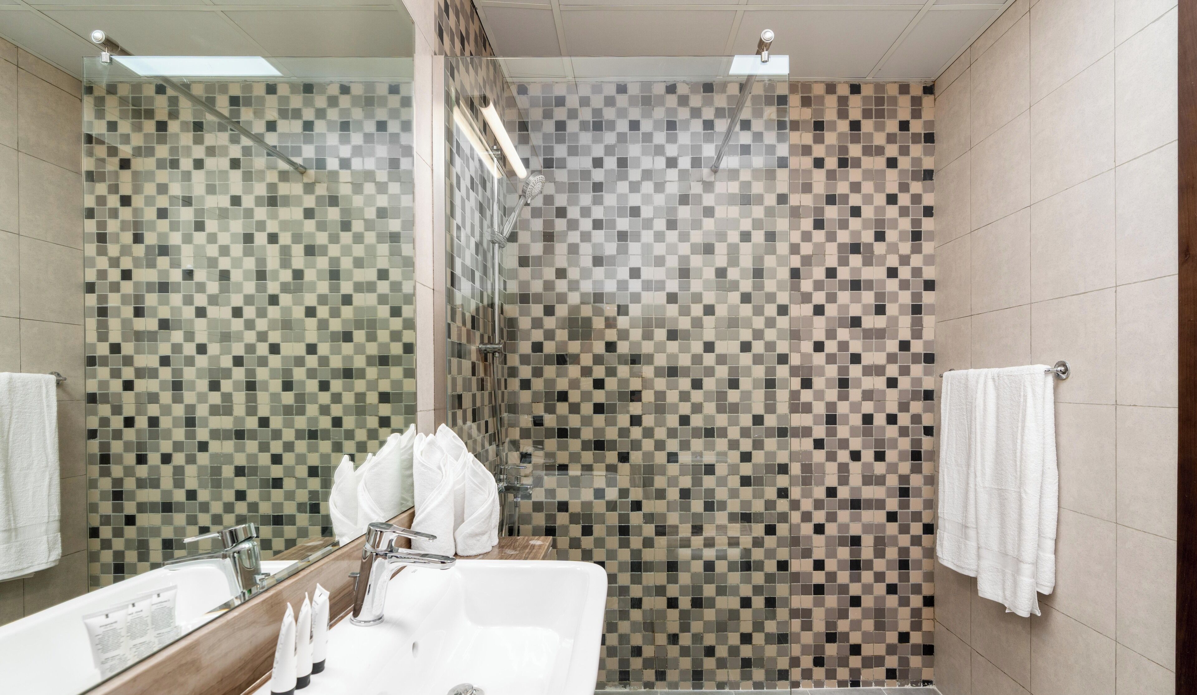 Comfort Studio, 1 Queen Bed, City View | Bathroom | Free toiletries, towels, soap, shampoo