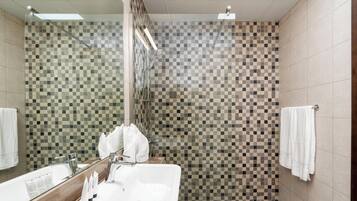 Comfort Studio, 1 Queen Bed, City View | Bathroom | Free toiletries, towels, soap, shampoo