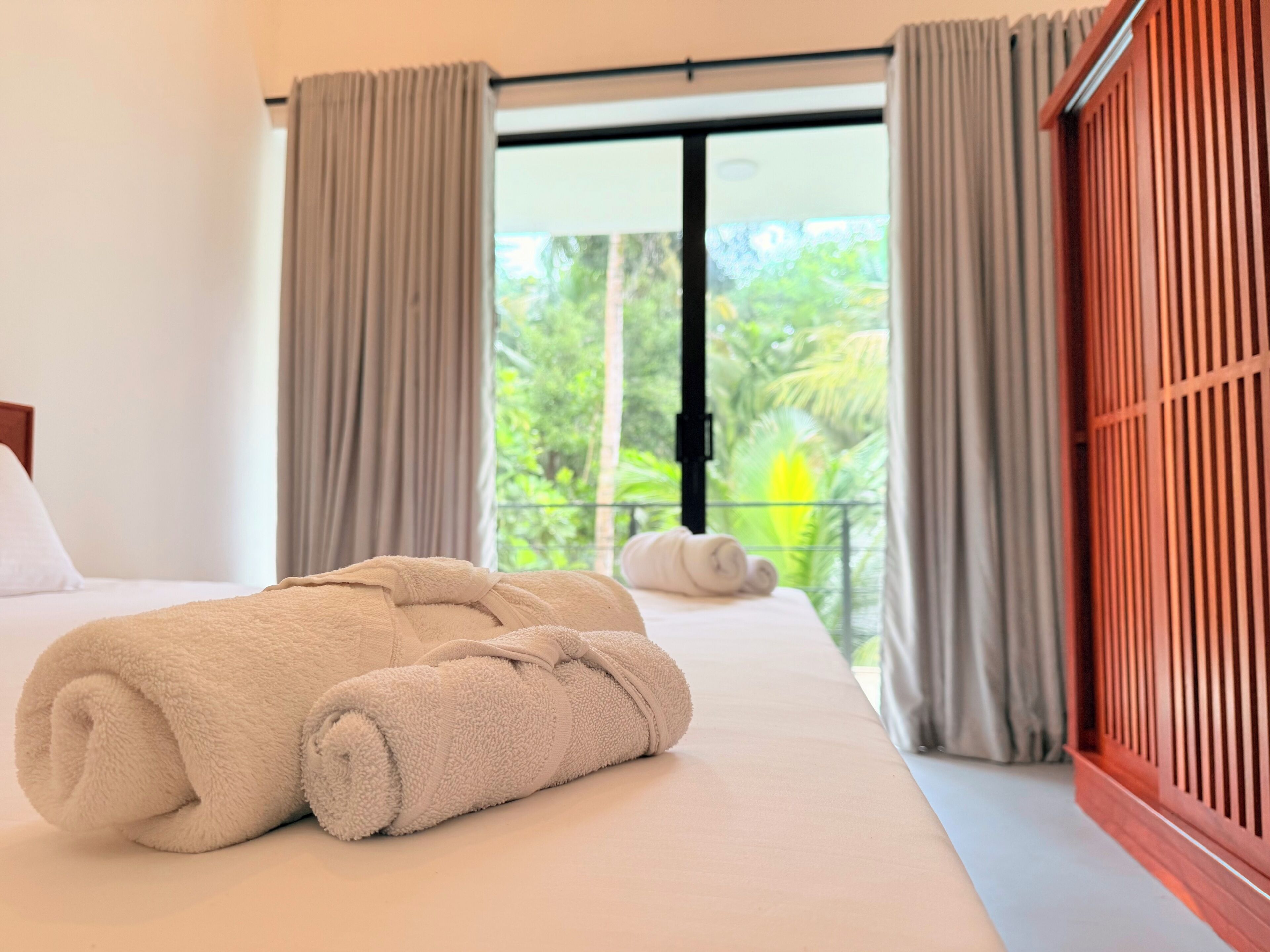 Seprai premium, tempat tidur Select Comfort, dan meja kerja