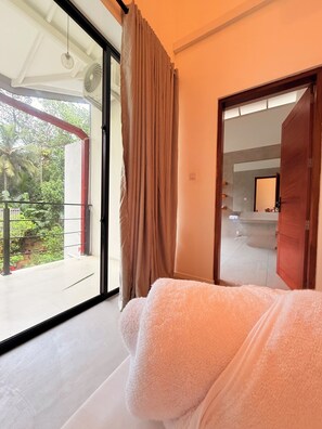 Banheiro | Chuveiro, produtos de toalete grátis, secador de cabelo