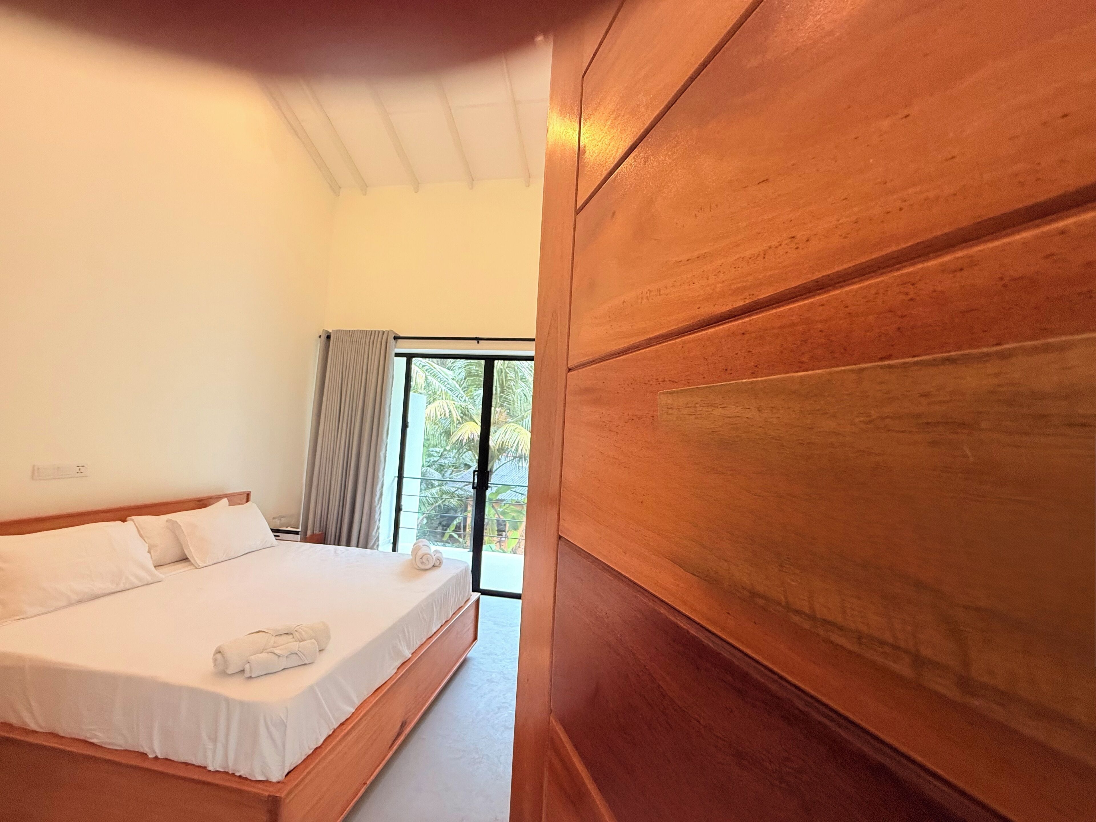 Quarto casal luxo, serviço de arrumação, vista para o jardim | Roupas de cama premium, camas Select Comfort, escrivaninha