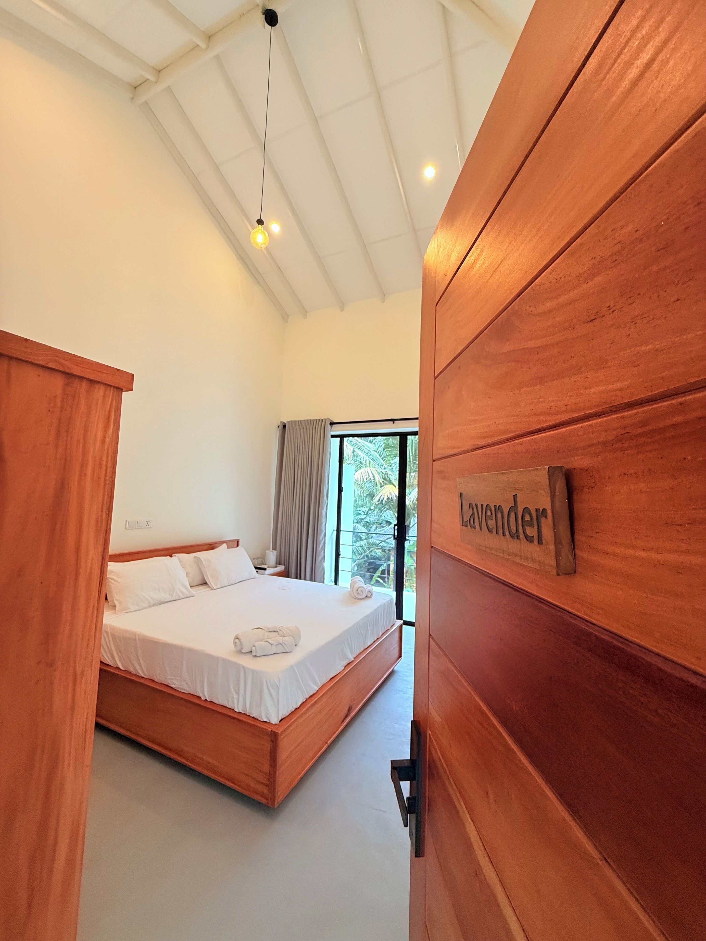 Luxe beddengoed, Select Comfort-bedden, een bureau, een laptopwerkplek
