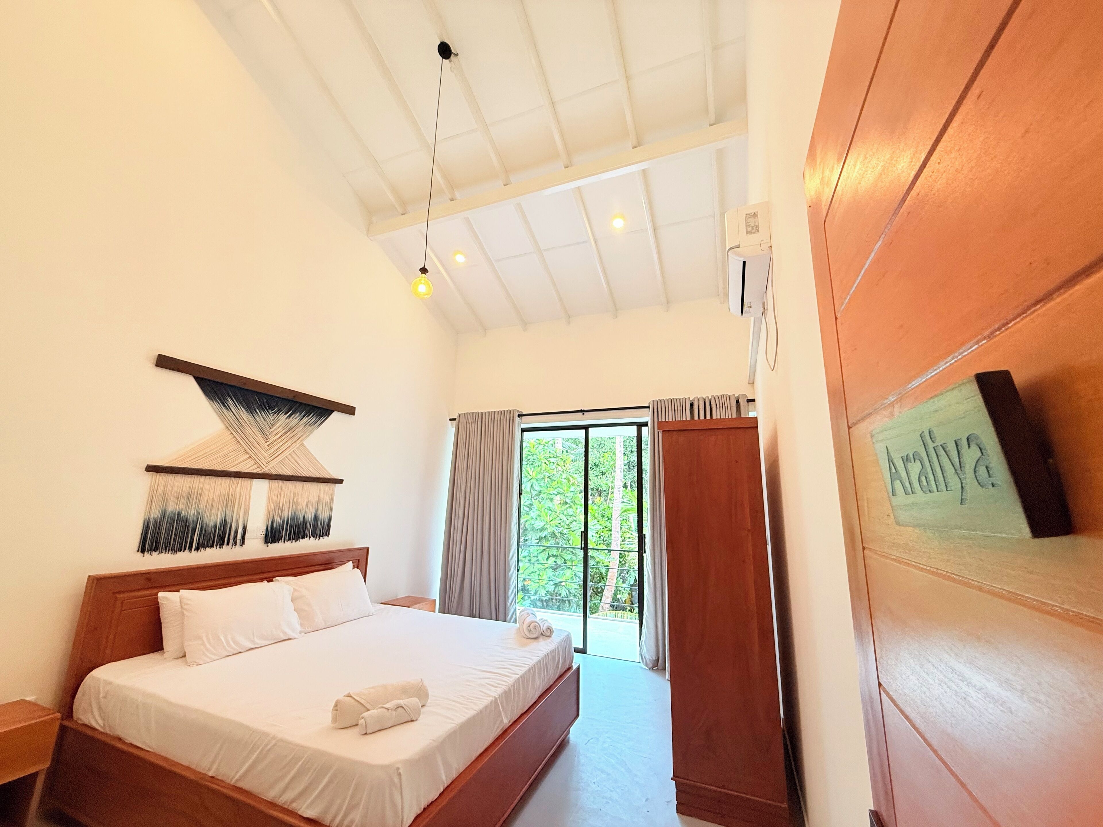 Quarto luxo, serviço de arrumação, vista para o jardim | Roupas de cama premium, camas Select Comfort, escrivaninha