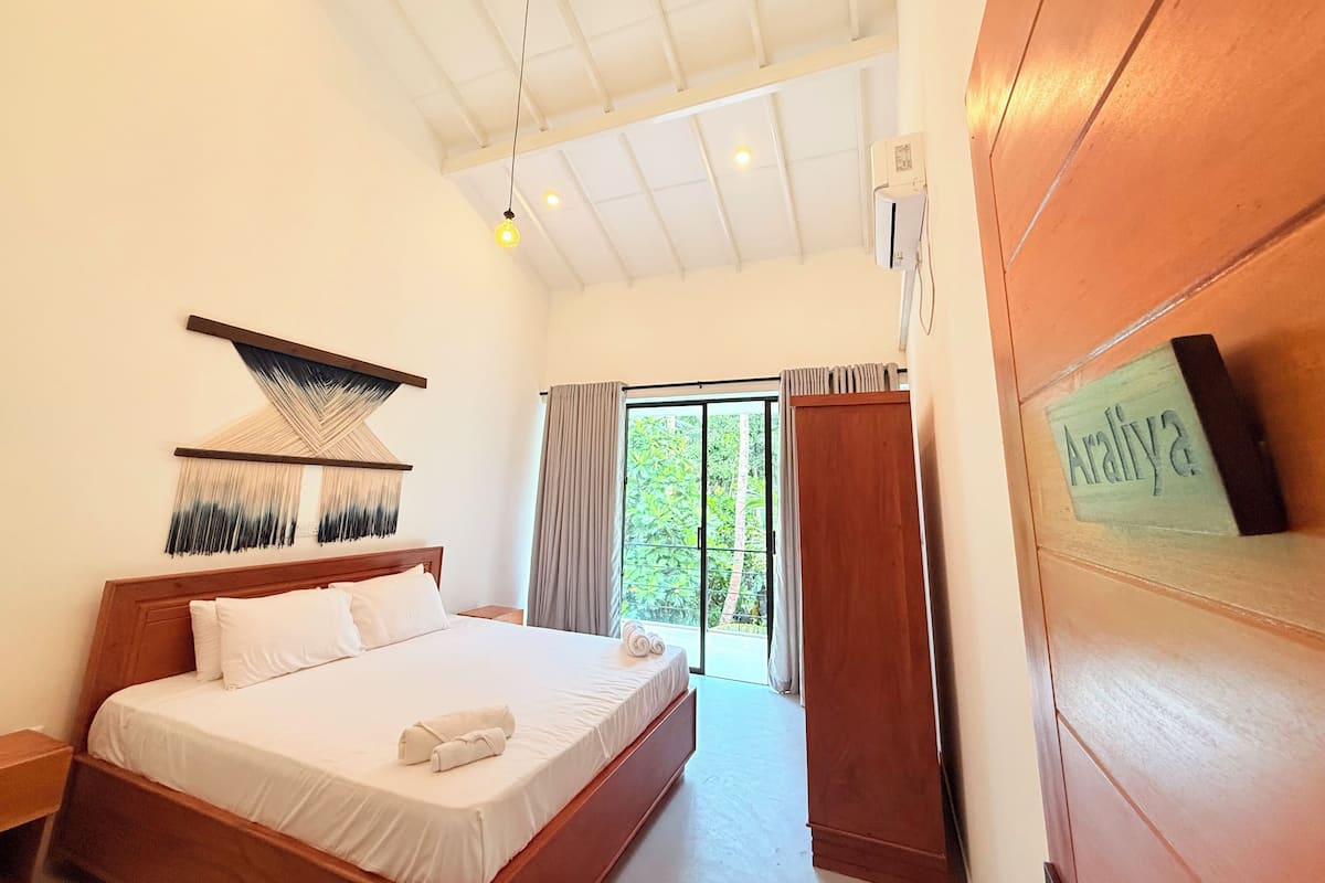 Quarto luxo, serviço de arrumação, vista para o jardim | Roupas de cama premium, camas Select Comfort, escrivaninha