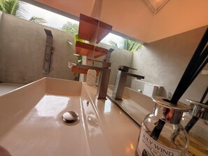 Bathroom | Shower, free toiletries, hair dryer, towels - Kavana Resort and Villa (Hikkaduwa)