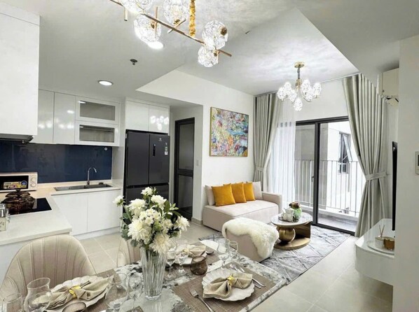 Egyptian cotton sheets, premium bedding, down comforters - Elite Luxstay Airport Botanica Premier (Tan Son Hoa)