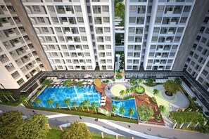 Outdoor pool - Elite Luxstay Airport Botanica Premier (Tan Son Hoa)