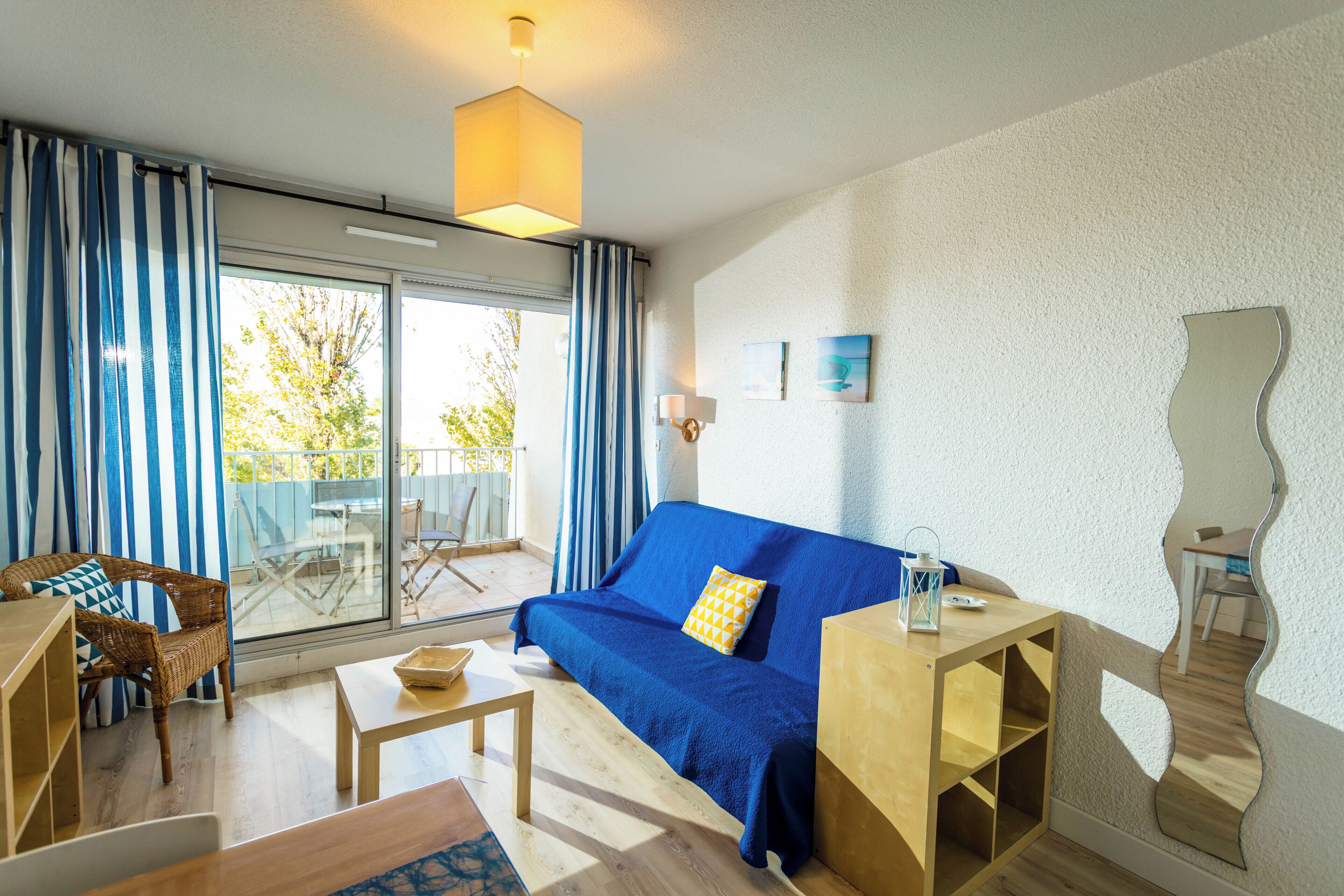 สตูดิโอ, วิวทะเลสาบ | บริเวณนั่งเล่น | ทีวีจอแอลอีดี