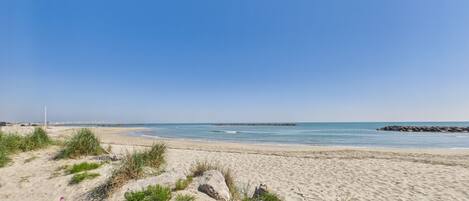 Plage, yoga sur la plage, bar de plage