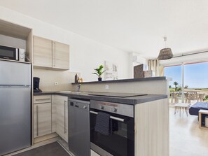 Apartment, Sea View | Dapur peribadi | Ketuhar gelombang mikro, dapur, pembakar roti 