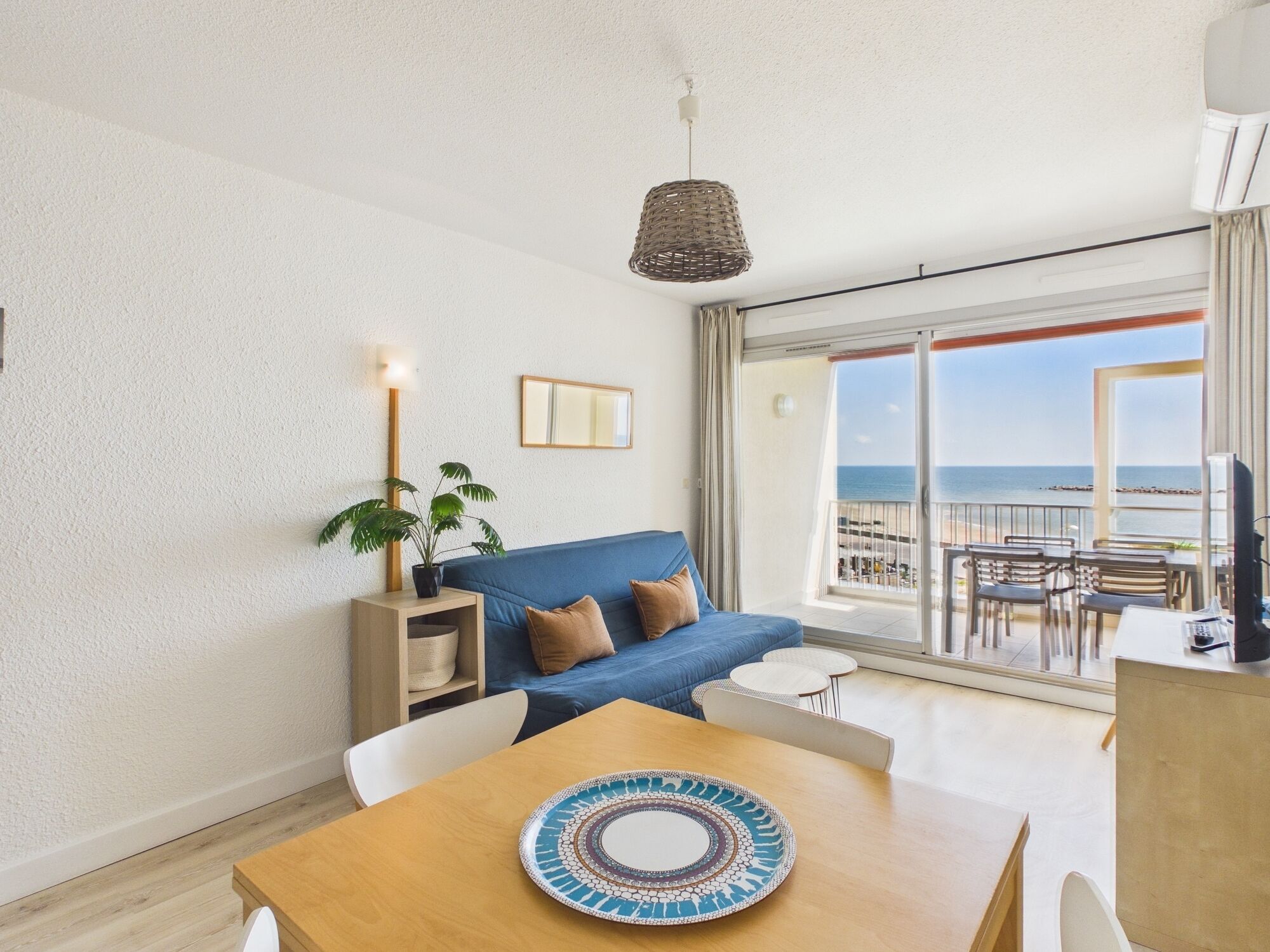 Departamento, vista al mar | Área de sala de estar | Televisión LED 