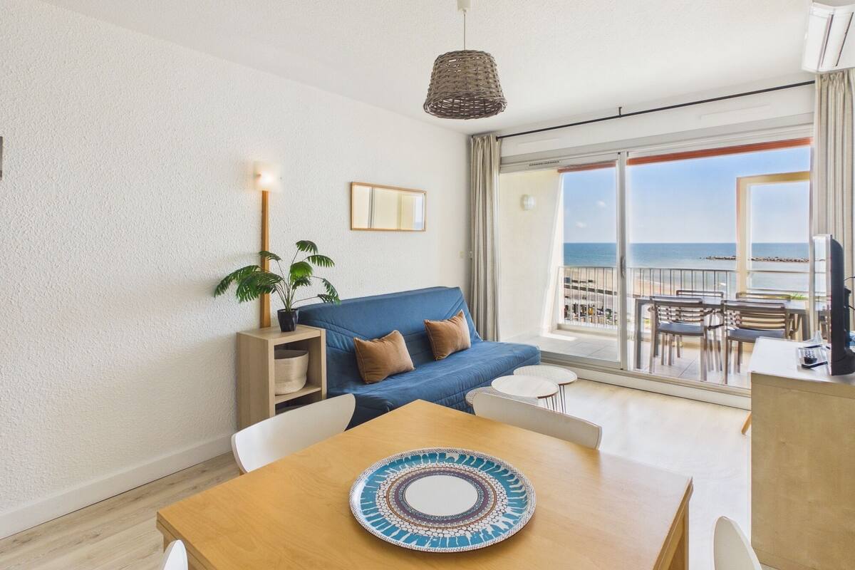 Appartement, vue sur la mer | Aire de séjour | Téléviseur à DEL