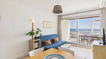 Appartement, vue mer | Coin séjour | Télévision LED