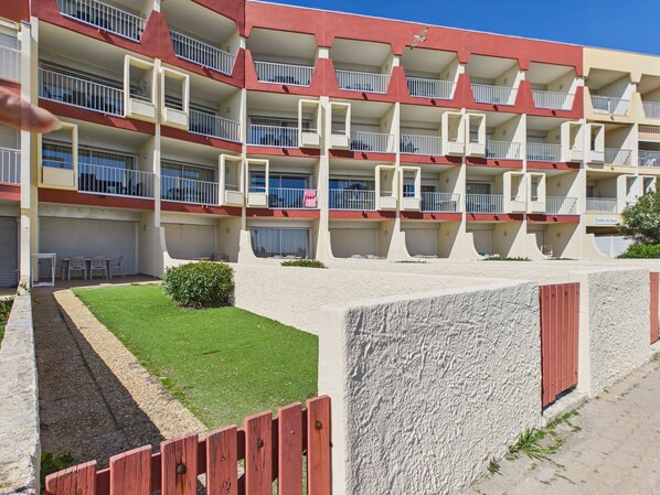 Vista frontal de la propiedad