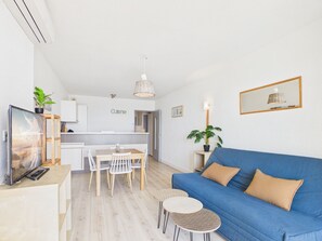 Apartment, Sea View | Living area | LED TV - Résidence Albatros (Palavas-les-Flots)