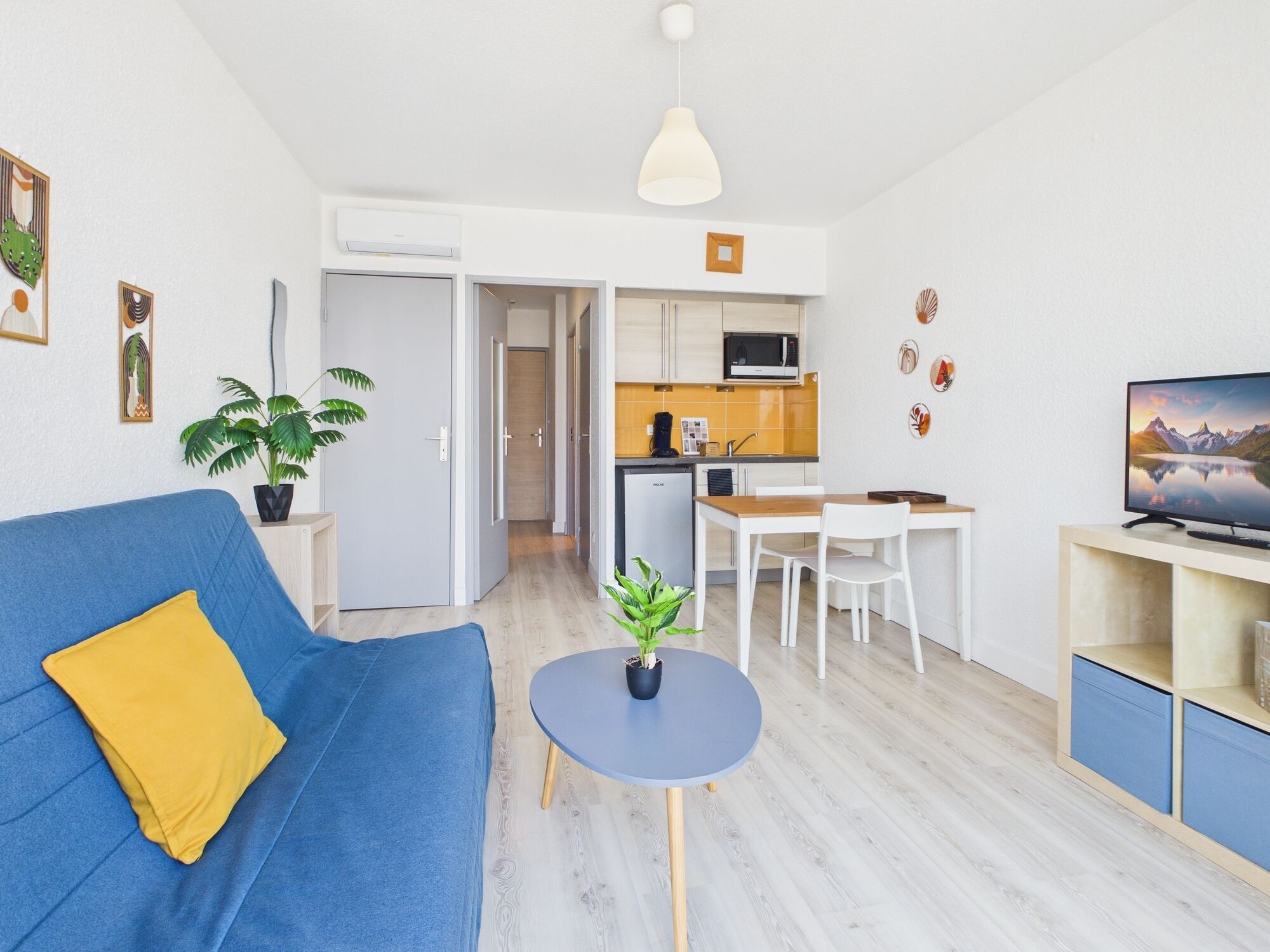 Estudio, vista al lago | Área de sala de estar | Televisión LED 