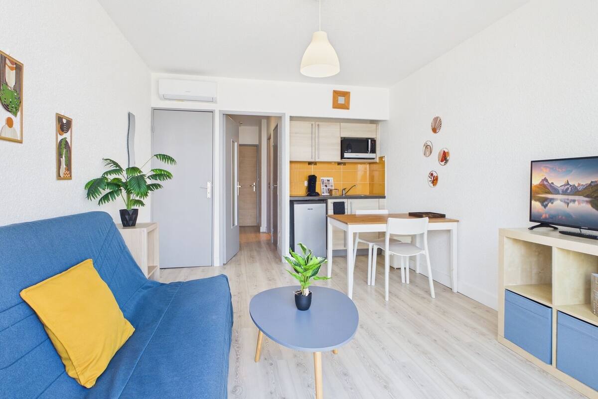 Studio, vue sur le lac | Aire de séjour | Téléviseur à DEL