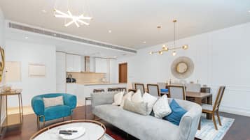 Apartamento superluxo, 2 quartos, vista para a piscina | Área de estar | Smart TV 55 polegadas com canais a cabo