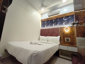 Deluxe Double Room | Desk, laptop workspace, free WiFi - HOTEL M R STAY (Mumbai)