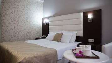 Habitación doble superior, vista a la ciudad | Cortinas blackout, insonorización y tabla de planchar con plancha