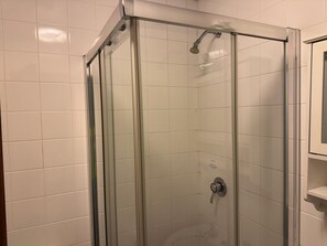 Standaard appartement | Badkamer | Een douche, toiletpapier