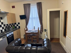 Flat 5 (Double) | In-room dining - Woodfield Lodge Apartments  (Blackpool)